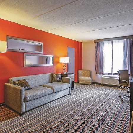 Holiday Inn & Suites Philadelphia-Runnemede/Exit 3-New Jersey Turnpike Exterior photo