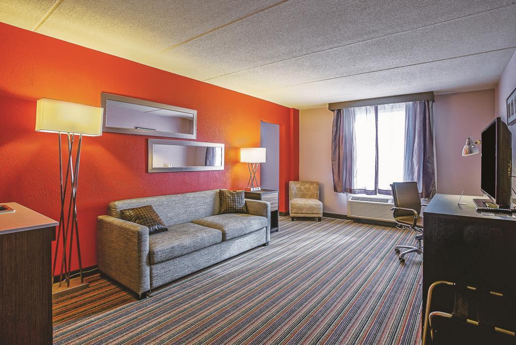 Holiday Inn & Suites Philadelphia-Runnemede/Exit 3-New Jersey Turnpike Exterior photo