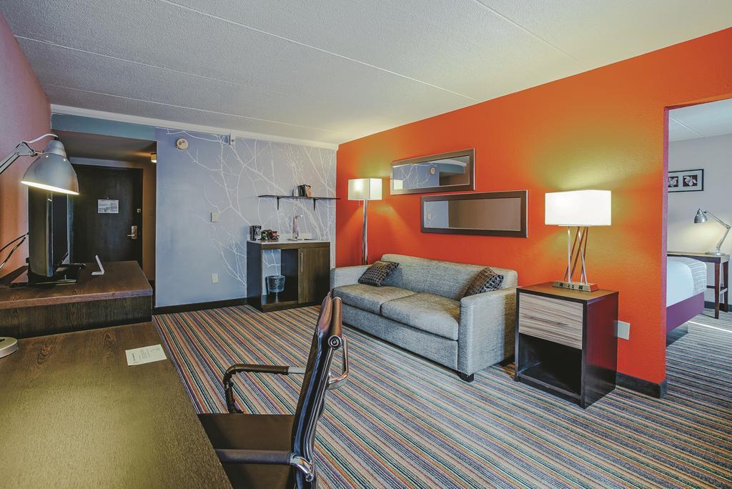 Holiday Inn & Suites Philadelphia-Runnemede/Exit 3-New Jersey Turnpike Exterior photo
