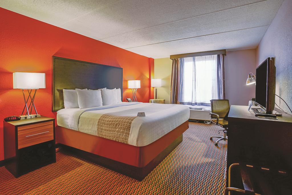 Holiday Inn & Suites Philadelphia-Runnemede/Exit 3-New Jersey Turnpike Exterior photo