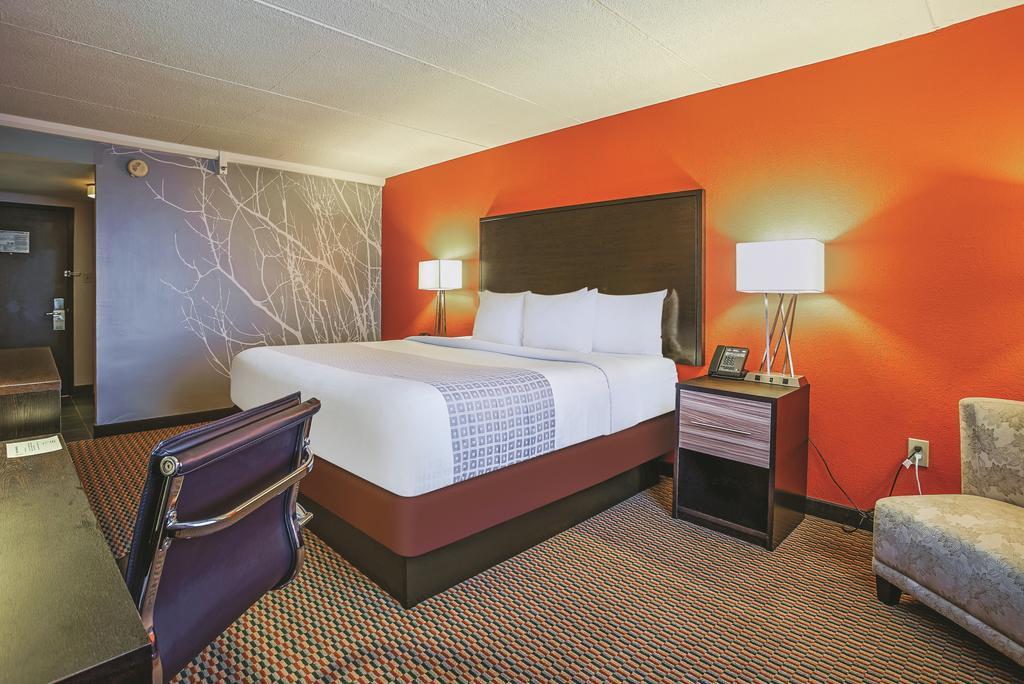 Holiday Inn & Suites Philadelphia-Runnemede/Exit 3-New Jersey Turnpike Exterior photo