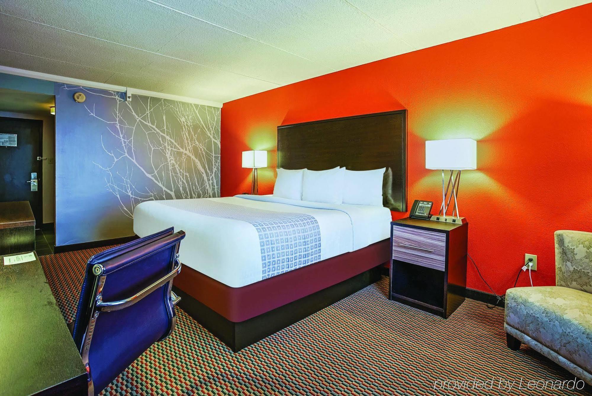 Holiday Inn & Suites Philadelphia-Runnemede/Exit 3-New Jersey Turnpike Exterior photo