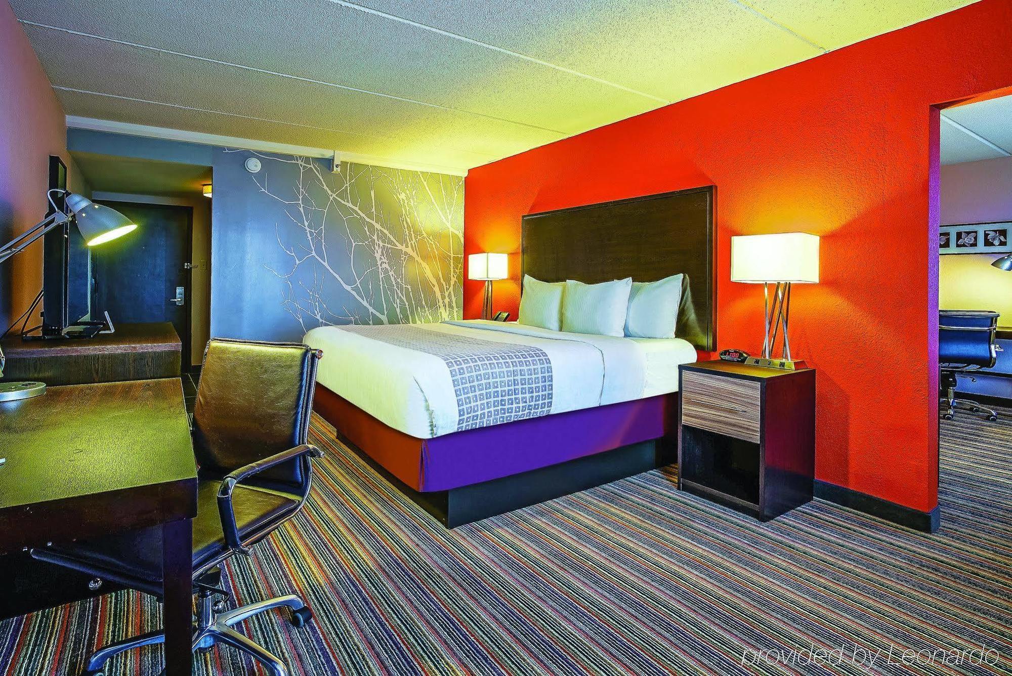 Holiday Inn & Suites Philadelphia-Runnemede/Exit 3-New Jersey Turnpike Exterior photo